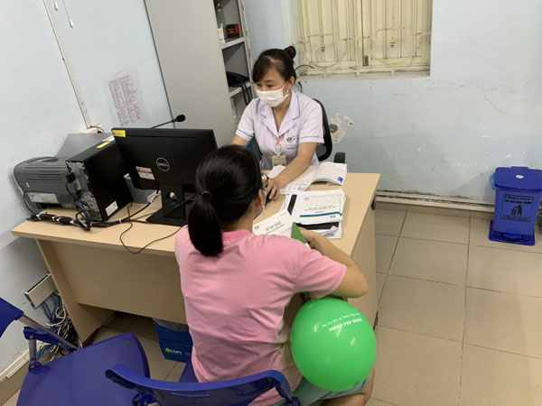 Nhãn hàng Vương Não Khang kết hợp khoa Tâm bệnh - Bệnh viện Nhi Trung Ương tặng quà trung thu cho trẻ